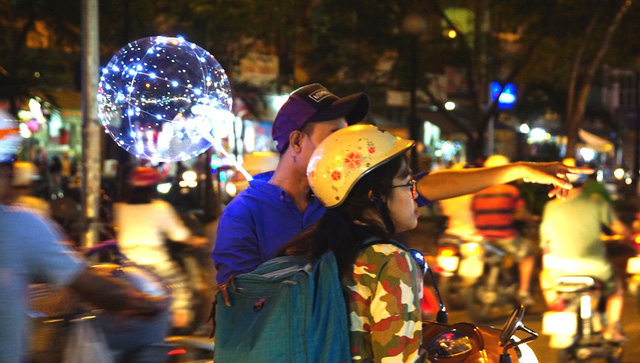 Chợ giáng sinh hạ nhiệt, đồng loạt xả hàng